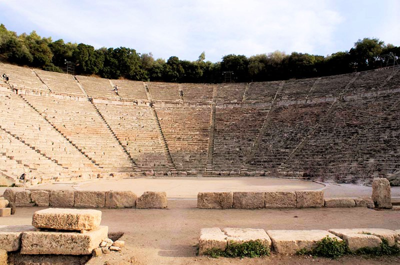 Λήψη του θεάτρου της Αρχαίας Επιδαύρου από κάτω Λήψη του θεάτρου της Αρχαίας Επιδαύρου από κάτω